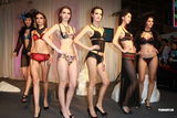 组图：香港时装节开幕 泳衣秀吸引大批宅男