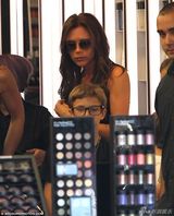 组图：贝嫂携三子女血拼 罗密欧黑框镜显潮范儿