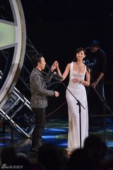 组图：林志玲金马奖大秀性感 和黄渤暧昧欲接吻