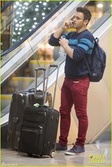 组图：汤姆戴利返家过圣诞 彩虹衣袜为同志发声