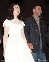 幻灯图集：斯嘉丽舞台剧首演 休-杰克曼等众星捧场