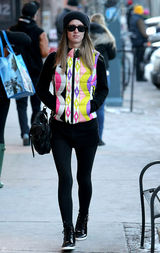 高清图：妮基-希尔顿街拍彩色马甲带出节日气氛