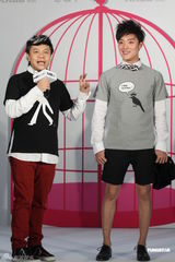 组图：蔡康永要和小S一起放假 Selina大婚送板画