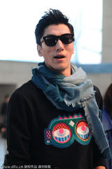 组图：张亮黑色潮装现身机场 亲切挥手似处T台