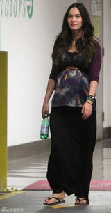 组图：梅根和老公出门看医生 大肚隆起魅力不减