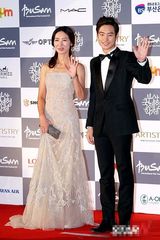 组图：李帝勋和方恩珍亮相釜山电影节闭幕红毯