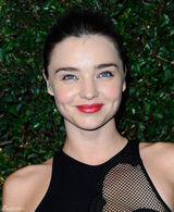 高清组图：超模米兰达-可儿黑色透视礼服亮相