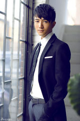 组图：许诺造型多变 白领造型为电影宣传预热