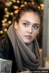 组图：阿尔芭推婴儿车笑意满满 小奥诺爸爸怀里哭闹