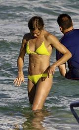 组图：卡麦隆-迪亚兹海边度假 比基尼秀结实腹肌