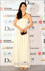 组图：允儿孔贤珠出席釜山亚洲电影之夜