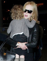 组图：基德曼黑色皮衣亮相 怀中小女儿萌样可爱