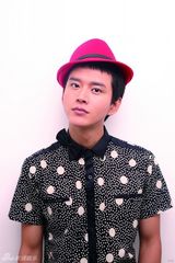 组图：黄明拍写真童心未泯  搞怪表情大连拍