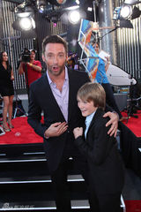 组图：《铁甲钢拳》洛杉矶首映 休-杰克曼帅气亮相