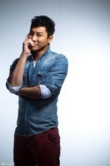 组图：谭耀文曝最新儒雅写真庆新年