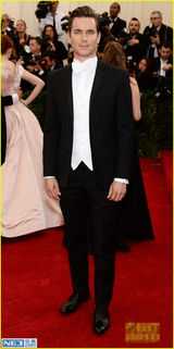 组图：谢耳朵牵手男友秀恩爱 卷福礼服秀贵气