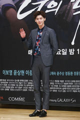 高清组图：李钟硕出席新剧发布会 剪刀手卖萌