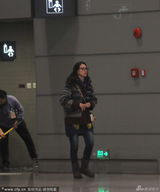 组图：周海媚素颜现身无人识 独自上厕所显孤单