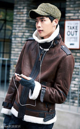组图：韩星李钟硕冬装写真 休闲装散发青春帅气