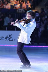 组图：邓超看花滑拥抱丈母娘 杰西卡帕克携子会姚明 