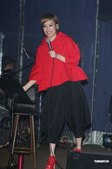 组图：容祖儿睽违11年台北开唱 一身大红烧乌龟