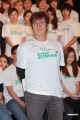 组图：成龙曾志伟谭咏麟率演艺群星录歌鼓励日本