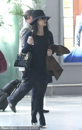 组图：李湘浓妆现身机场 穿超短裙黑丝扮靓