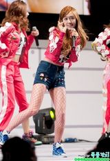 组图：少女时代白瓷皮肤 性感网袜吐舌娇媚