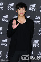 组图：李真旭等亮相活动 崔江熙风衣皮裙时尚