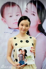 幻灯图：王艳新书签售 谈儿子一半天使一半魔鬼 