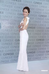 组图：陈乔恩纯白长裙代言 大露背秀性感