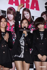 组图：韩女子团体T-ARA首度抵台 粉丝热情引恐慌