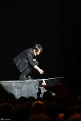 组图：刘谦多伦多秀魔术 铁箱里大变活人