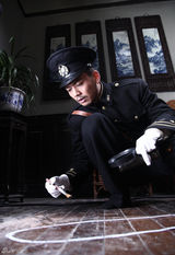 组图：杨烁《暗花》化身警长智探谜局悬案