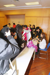 高清组图：潘辰上海办签售会 EP两小时抢购一空