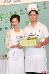 组图：司马燕同丈夫儿子参加活动 烹制美食