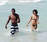 幻灯图集：科特迪瓦中场卡劳和女友迈阿密海滩戏水