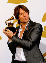 高清图：格莱美后台 凯斯厄本手捧奖杯歪嘴耍宝