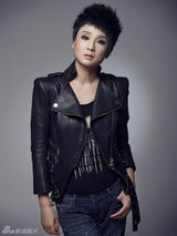 组图：孔琳干练写真皮衣牛仔率性搭配
