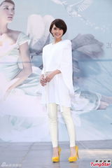 组图：杨丞琳签票会活动 用哑铃搓猛男胸肌