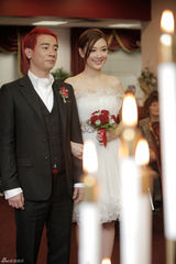 高清图集：陈小春迎娶应采儿 新娘戏称像“裸婚”