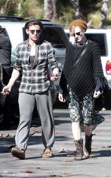 组图：杰米-贝尔与妻子蕾切尔-伍德恩爱购物