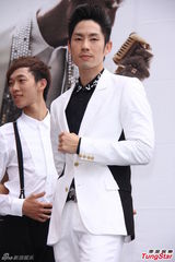 组图：吴建豪台北签唱惜肉如金湿背猛擦汗