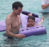 组图：阿汤哥带小苏瑞游泳 父女玩闹超有爱