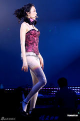 组图：莫文蔚开唱变身金花 透视装大秀完美身材