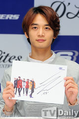 组图：SHINee办签名会 卫衣牛仔裤展大学生时尚