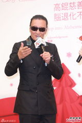 组图：谢贤不担心前妻甄珍婚变 笑称各离婚两次