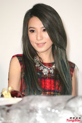 组图：Hebe裸背英伦裙宣传新碟 性感与知性结合