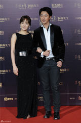 组图：吴镇宇时尚盛典帅气 钟丽缇绿裙秀性感