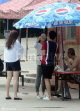 组图：撒贝宁穿情侣鞋探班章子怡 清凉玩漂流